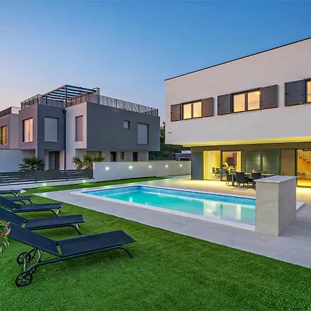 4 Bedroom Lovely In *