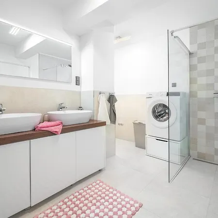 4 Bedroom Lovely In Holiday home