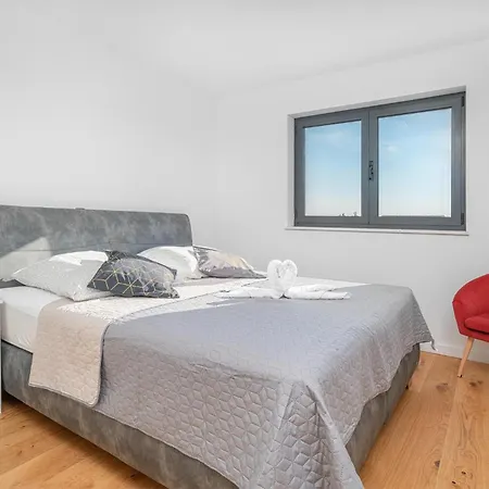 4 Bedroom Lovely In