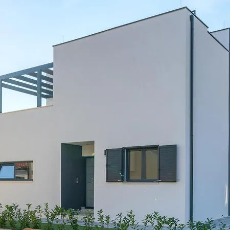 4 Bedroom Lovely In Holiday home *