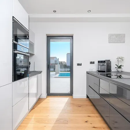 4 Bedroom Lovely In Holiday home