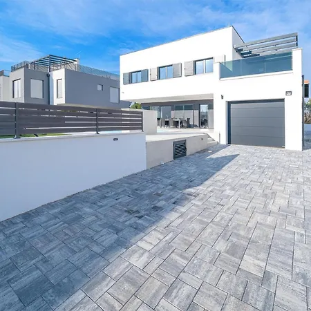 4 Bedroom Lovely In Holiday home