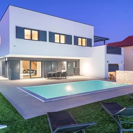 4 Bedroom Lovely In Holiday home *